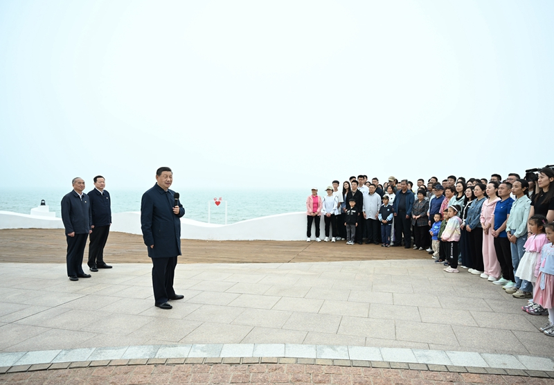 5月22日至24日，中共中央總書記、國家主席、中央軍委主席習(xí)近平在山東考察。這是22日下午，習(xí)近平在日照市陽光海岸綠道同市民和游客親切交流。