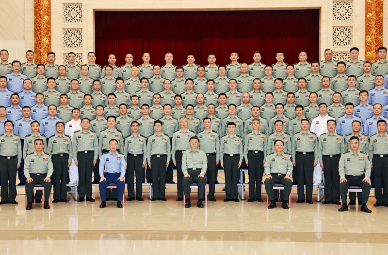 5月22日至24日，中共中央總書記、國家主席、中央軍委主席習(xí)近平在山東考察。這是23日上午，習(xí)近平在濟(jì)南親切接見駐濟(jì)南部隊(duì)上校以上領(lǐng)導(dǎo)干部，代表黨中央和中央軍委向駐濟(jì)南部隊(duì)全體官兵致以誠摯問候。
