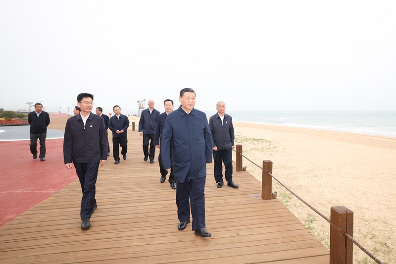 5月22日至24日，中共中央總書記、國家主席、中央軍委主席習(xí)近平在山東考察。這是22日下午，習(xí)近平在日照市陽光海岸綠道考察。