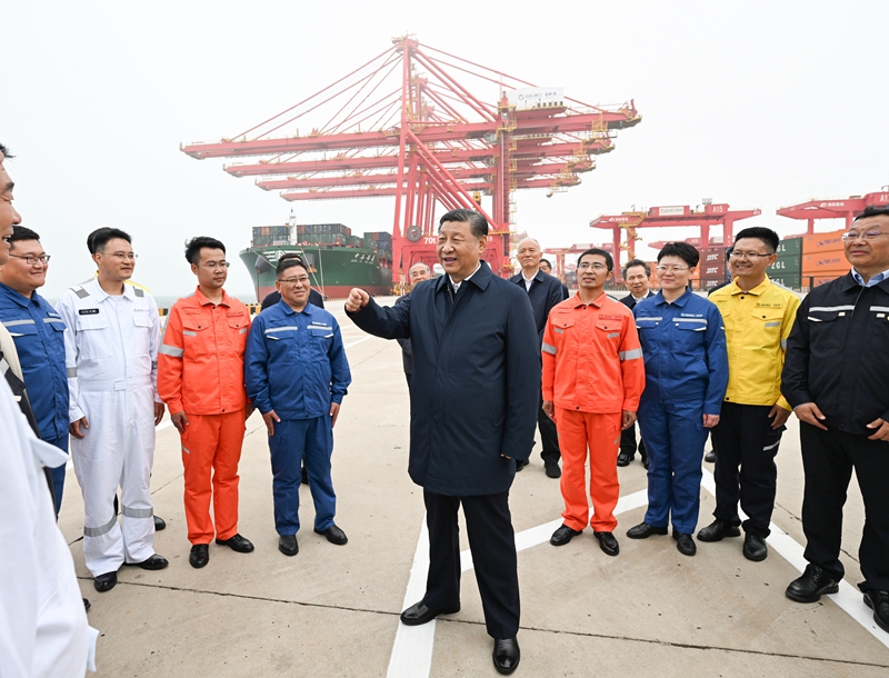 ??5月22日至24日，中共中央總書記、國家主席、中央軍委主席習(xí)近平在山東考察。這是22日下午，習(xí)近平在日照港親切慰問港口科技工作者、運(yùn)營人員、航運(yùn)人員。 