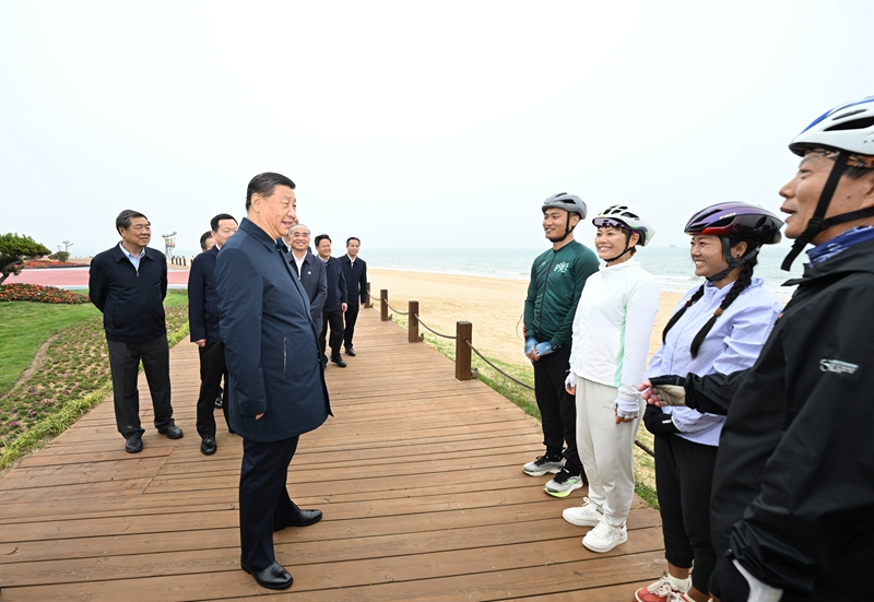 5月22日至24日，中共中央總書記、國家主席、中央軍委主席習(xí)近平在山東考察。這是22日下午，習(xí)近平在日照市陽光海岸綠道同市民親切交流。