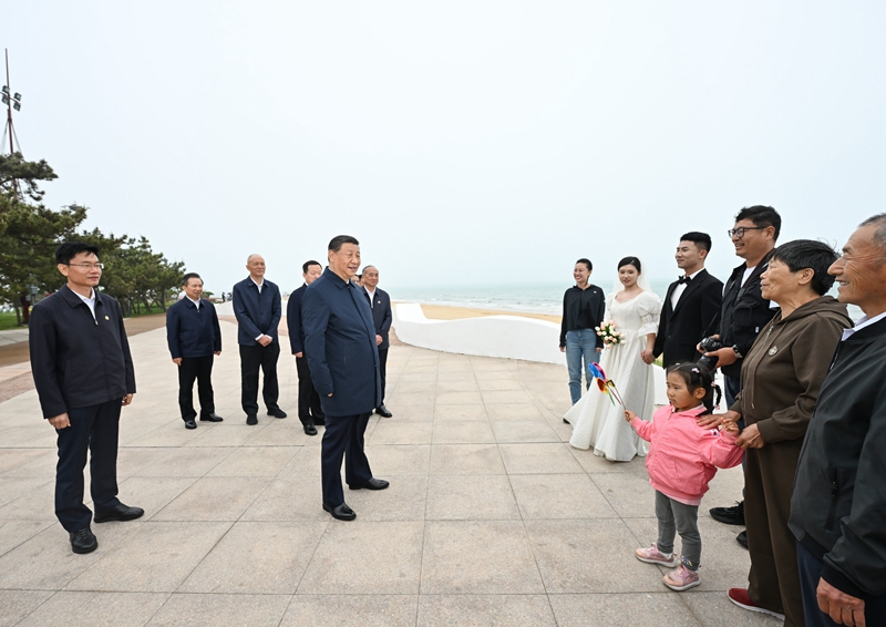 5月22日至24日，中共中央總書記、國家主席、中央軍委主席習(xí)近平在山東考察。這是22日下午，習(xí)近平在日照市陽光海岸綠道同市民親切交流。